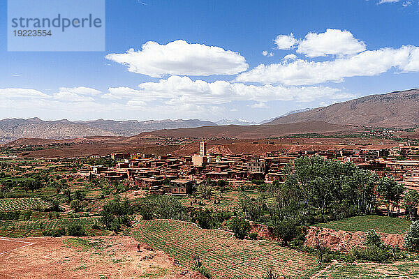 Blick auf das befestigte alte Dorf und die umliegenden Berge  Telouet Kasbah Hoher Atlas  Marokko  Nordafrika  Afrika