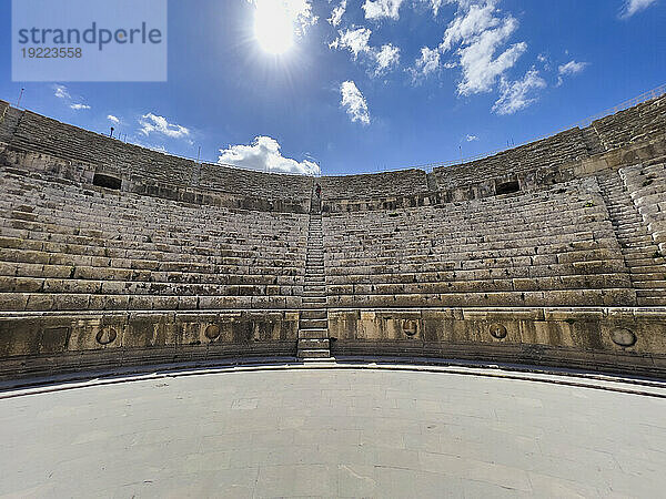 Das große Nordtheater in der antiken Stadt Jerash  vermutlich 331 v. Chr. von Alexander dem Großen in Jerash  Jordanien  Naher Osten gegründet