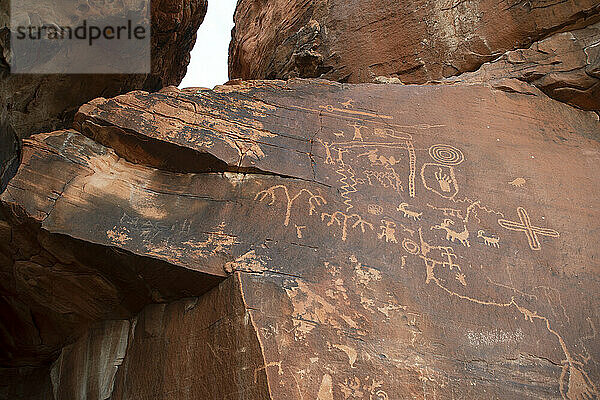 Petroglyphen  Valley of Fire  in der Nähe von Las Vegas  Nevada  Vereinigte Staaten von Amerika  Nordamerika