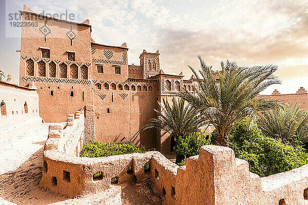 Palmen rund um die historische befestigte Residenz (Kasbah) von Amridil  Skoura  Atlasgebirge  Provinz Ouarzazate  Marokko  Nordafrika  Afrika