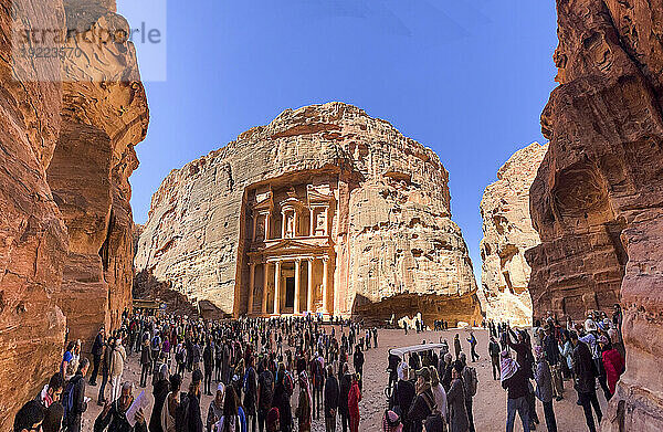 Die Schatzkammer von Petra (Al-Khazneh)  Archäologischer Park Petra  UNESCO-Weltkulturerbe  eines der neuen sieben Weltwunder  Petra  Jordanien  Naher Osten