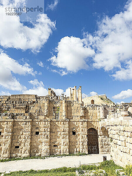 Zerfallene Ruinen in der antiken Stadt Jerash  die vermutlich 331 v. Chr. von Alexander dem Großen in Jerash  Jordanien  Naher Osten  gegründet wurde