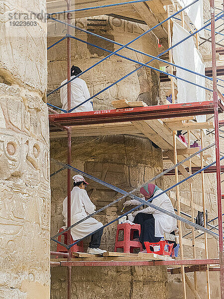 Arbeiter im Karnak-Tempelkomplex  einer riesigen Mischung aus Tempeln  Pylonen  Kapellen und anderen Gebäuden  Luxor  Theben  Ägypten  Nordafrika  Afrika
