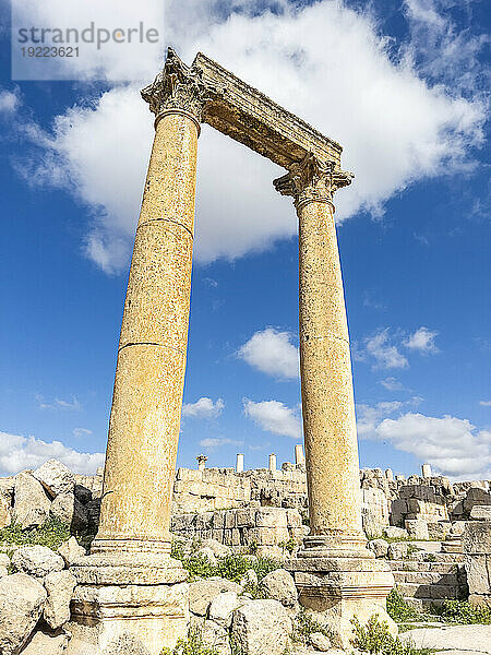 Säulen auf dem Oval Plaza in der antiken Stadt Jerash  die vermutlich 331 v. Chr. von Alexander dem Großen in Jerash  Jordanien  Naher Osten  gegründet wurde