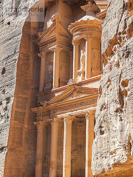 Die Schatzkammer von Petra (Al-Khazneh)  Archäologischer Park Petra  UNESCO-Weltkulturerbe  eines der neuen sieben Weltwunder  Petra  Jordanien  Naher Osten