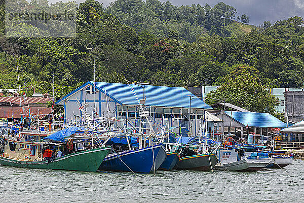 Boote und der Hafen in der Stadt Sorong  der größten Stadt und Hauptstadt der indonesischen Provinz Südwest-Papua  Indonesien  Südostasien  Asien