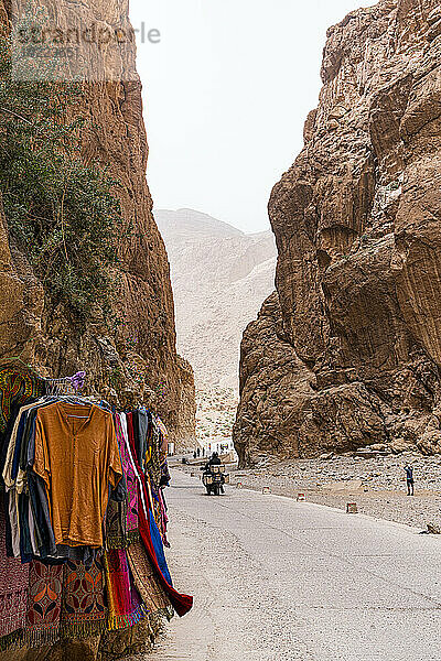 Kleidung zum Verkauf hängt an Felsen an den berühmten Todra-Schluchten  Tinghir  Atlasgebirge  Provinz Ouarzazate  Marokko  Nordafrika  Afrika