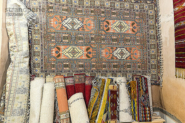 Traditionelle handgefertigte Teppiche zu verkaufen  Atlasgebirge  Provinz Ouarzazate  Marokko  Nordafrika  Afrika