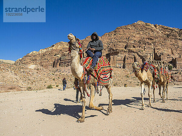 Kamel und Reiter  Archäologischer Park Petra  UNESCO-Weltkulturerbe  eines der neuen sieben Weltwunder  Petra  Jordanien  Naher Osten