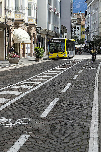 Radweg und öffentliche Verkehrsmittel in Bozen  Südtirol (Südtirol)  Bezirk Bozen  Italien  Europa