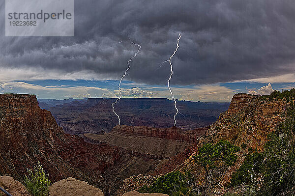 Blitzeinschlag im Grand Canyon während der Arizona-Monsunzeit 2023  betrachtet vom No Name Overlook zwischen Pinal Point links und Lipan Point rechts  Grand Canyon National Park  UNESCO-Weltkulturerbe  Arizona  Vereinigte Staaten von Amerika  Nordamerika