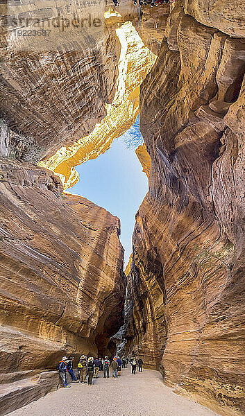 Der Siq  Eingang zum Archäologischen Park Petra  UNESCO-Weltkulturerbe  eines der neuen sieben Weltwunder  Petra  Jordanien  Naher Osten