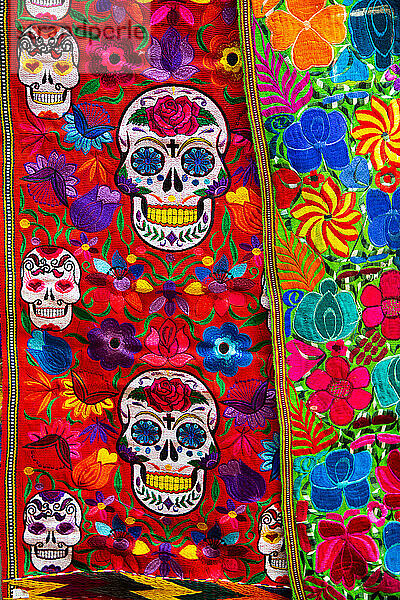 Schädelbild  Kunsthandwerk zum Verkauf  Kunsthandwerksmarkt  Mexiko-Stadt  Mexiko  Nordamerika
