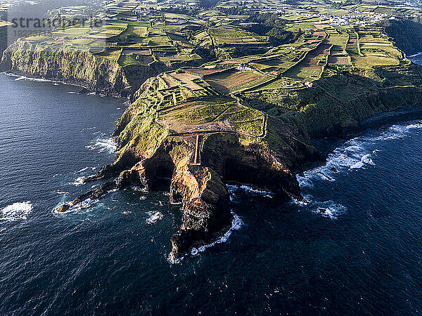 Luftaufnahme der Küsten und Klippen der Insel Sao Miguel über dem Leuchtturm von Farolim dos Fenais da Ajuda  Azoren  Portugal  Atlantik  Europa