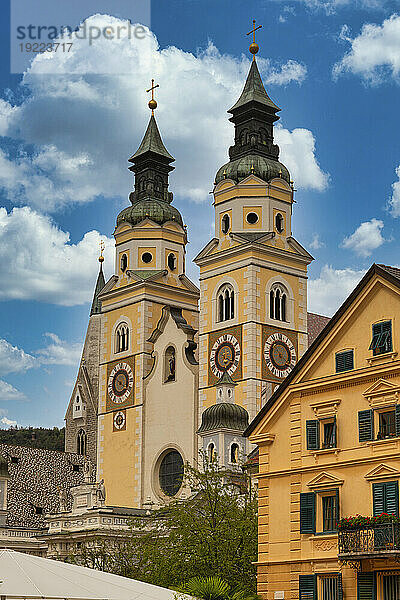 Domplatz und barocker Dom  Brixen  Südtirol (Südtirol) (Provinz Bozen)  Italien  Europa