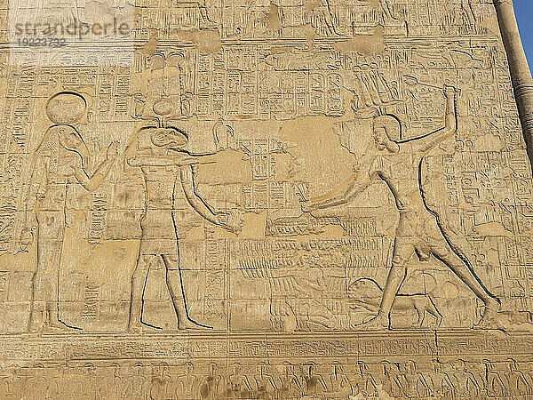 Der Hathor-Tempel  dessen Bau im Jahr 54 v. Chr. begann  Teil des Dendera-Tempelkomplexes  Dendera  Ägypten  Nordafrika  Afrika