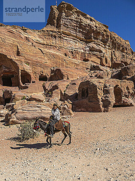 Esel und Reiter  Archäologischer Park Petra  UNESCO-Weltkulturerbe  eines der neuen sieben Weltwunder  Petra  Jordanien  Naher Osten