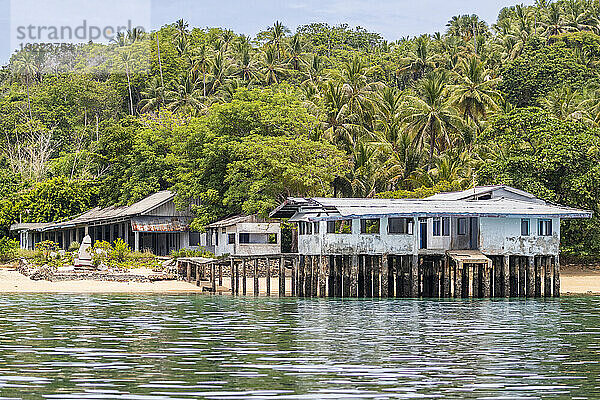 Blick auf ein lokales Gebäude auf der Insel Bangka  vor der nordöstlichen Spitze von Sulawesi  Indonesien  Südostasien  Asien