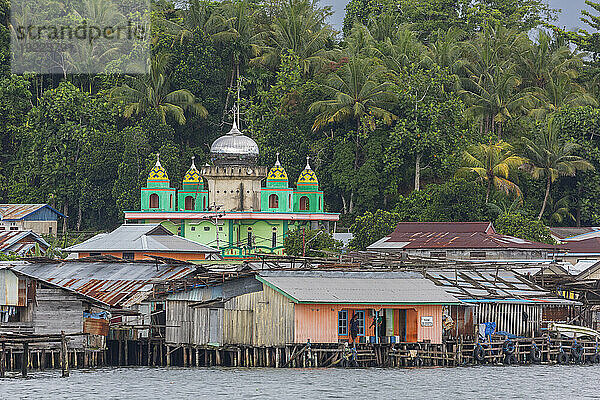 Der Hafen in der Stadt Sorong  der größten Stadt und Hauptstadt der indonesischen Provinz Südwest-Papua  Indonesien  Südostasien  Asien