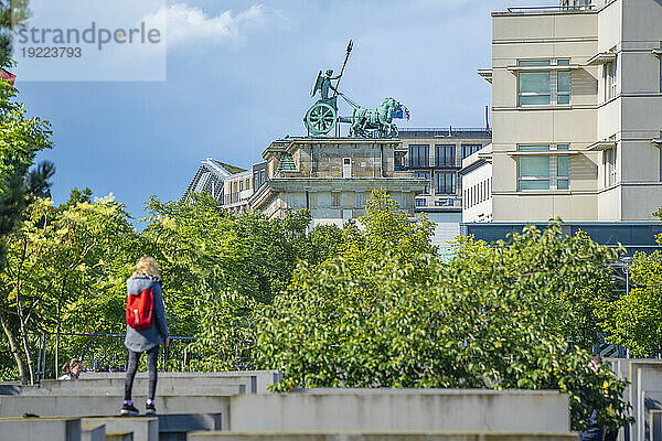 Blick auf eine Frau beim Betrachten des Brandenburger Tors  Mitte  Berlin  Deutschland  Europa