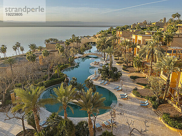 Sonnenuntergang im Kempinski Hotel Ishtar  einem Fünf-Sterne-Luxusresort am Toten Meer  inspiriert von den Hängenden Gärten von Babylon  Jordanien  Naher Osten