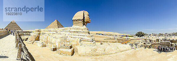 Panoramablick auf die Sphinx und die Große Pyramide von Gizeh  das älteste der sieben Weltwunder  UNESCO-Weltkulturerbe  Gizeh  Kairo  Ägypten  Nordafrika