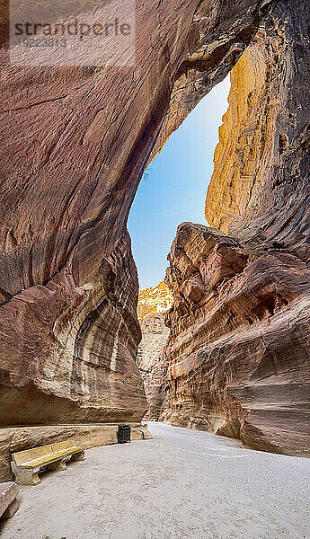 Der Siq  Eingang zum Archäologischen Park Petra  UNESCO-Weltkulturerbe  eines der neuen sieben Weltwunder  Petra  Jordanien  Naher Osten