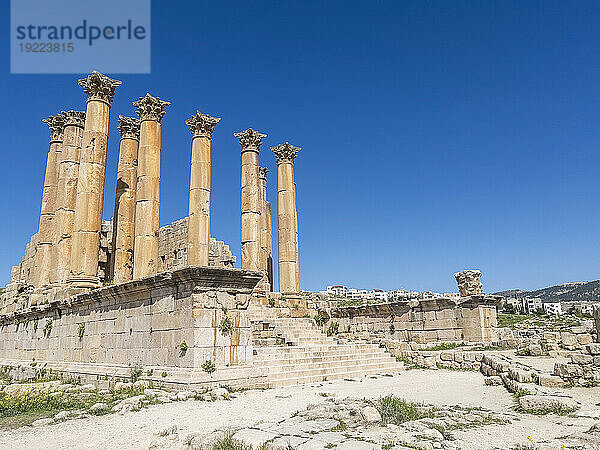 Säulen umrahmen ein Gebäude in der antiken Stadt Jerash  die vermutlich 331 v. Chr. von Alexander dem Großen in Jerash  Jordanien  Naher Osten  gegründet wurde