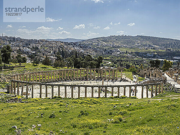 Säulen auf dem Oval Plaza in der antiken Stadt Jerash  die vermutlich 331 v. Chr. von Alexander dem Großen in Jerash  Jordanien  Naher Osten  gegründet wurde