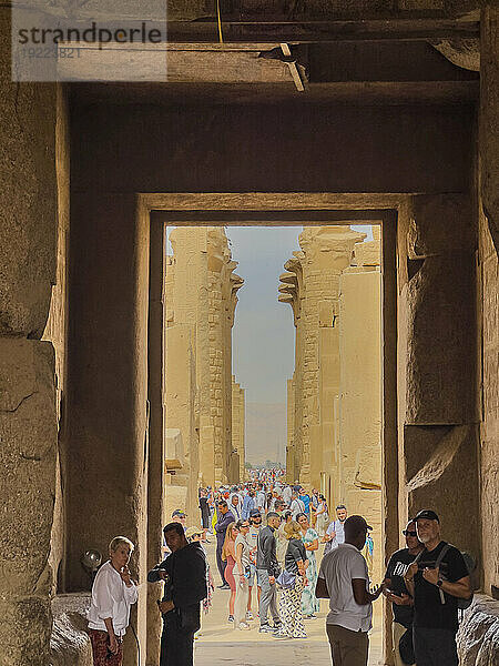 Die Große Säulenhalle  Karnak-Tempelkomplex  eine riesige Mischung aus Tempeln  Pylonen und Kapellen  UNESCO-Weltkulturerbe  in der Nähe von Luxor  Theben  Ägypten  Nordafrika  Afrika