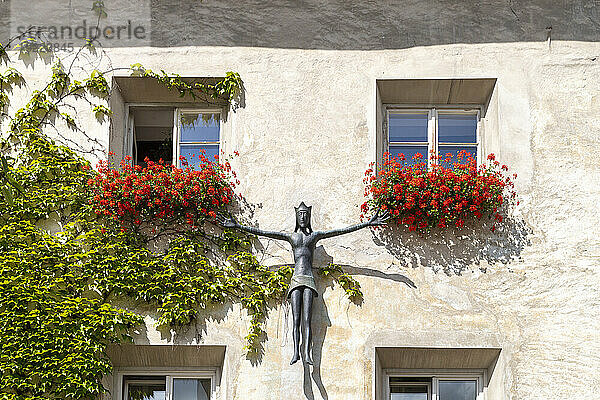Skulptur eines Mannes mit ausgestreckten Armen  Brixen  Südtirol (Südtirol) (Provinz Bozen)  Italien  Europa