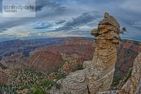 Blick auf den Grand Canyon und eine Felsspitze aus einer Lücke zwischen einem Stapel ausgewogener Felsbrocken am Grandview Point  Grand Canyon National Park  UNESCO-Weltkulturerbe  Arizona  Vereinigte Staaten von Amerika  Nordamerika