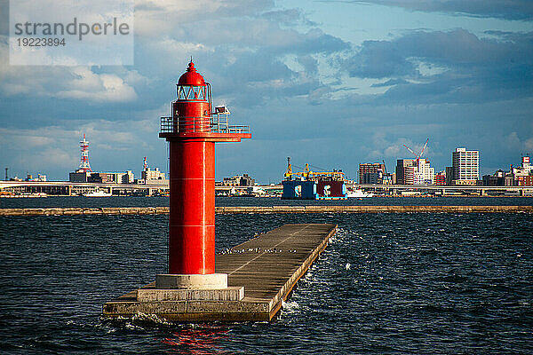 Roter Leuchtturm vor dem Hafen von Hakodate  Hokkaido  Japan  Asien