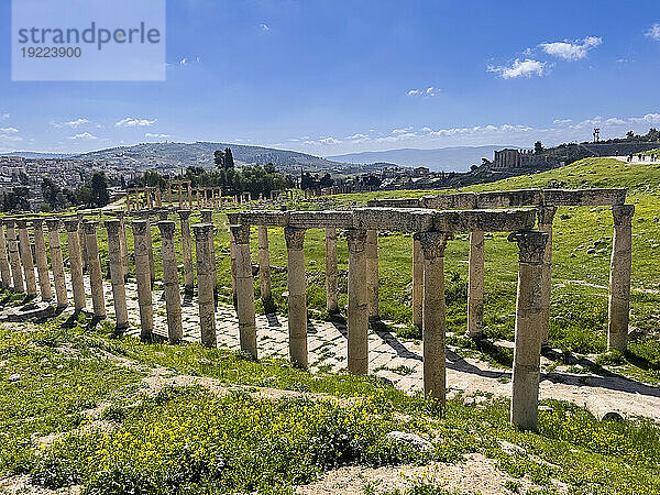 Säulen säumen eine Straße in der antiken Stadt Jerash  die vermutlich 331 v. Chr. von Alexander dem Großen in Jerash  Jordanien  Naher Osten  gegründet wurde