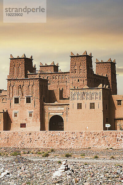 Romantischer Sonnenaufgang über der alten Festung oder Kasbah Amridil  Skoura  Atlasgebirge  Provinz Ouarzazate  Marokko  Nordafrika  Afrika