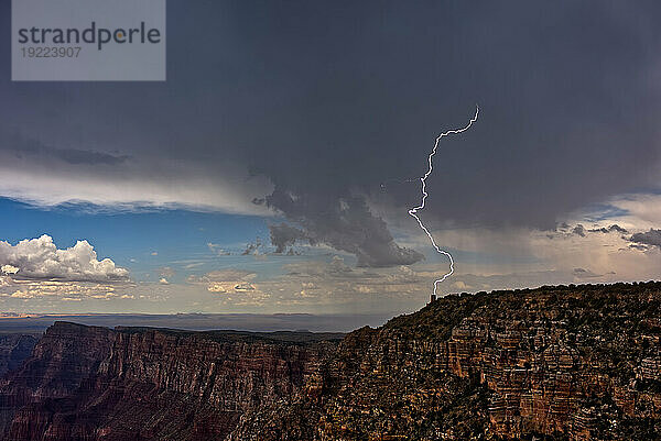 Blitze schlagen während der Arizona-Monsunzeit 2023 in den Desert View Watchtower am Südrand des Grand Canyon ein  gesehen vom Navajo Point  Grand Canyon National Park  UNESCO-Weltkulturerbe  Arizona  Vereinigte Staaten von Amerika  Nordamerika