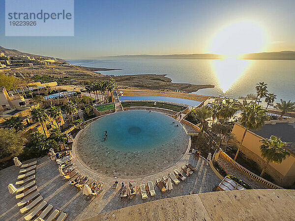 Sonnenuntergang im Kempinski Hotel Ishtar  einem Fünf-Sterne-Luxusresort am Toten Meer  inspiriert von den Hängenden Gärten von Babylon  Jordanien  Naher Osten