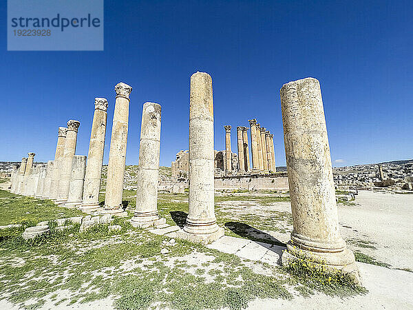 Säulen umrahmen ein Gebäude in der antiken Stadt Jerash  die vermutlich 331 v. Chr. von Alexander dem Großen in Jerash  Jordanien  Naher Osten  gegründet wurde