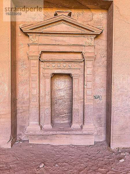 Geschnitzte Tür  Petra Archäologischer Park  UNESCO-Weltkulturerbe  eines der neuen sieben Weltwunder  Petra  Jordanien  Naher Osten