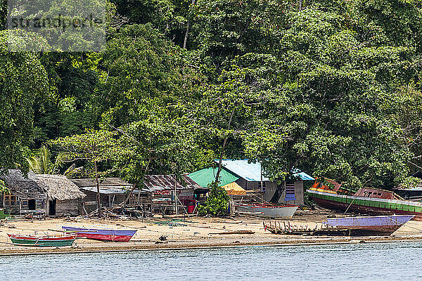 Blick auf ein lokales Fischerdorf auf der Insel Bangka  vor der nordöstlichen Spitze von Sulawesi  Indonesien  Südostasien  Asien