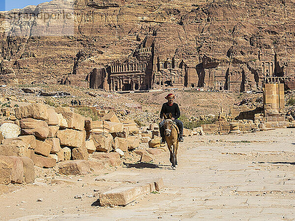 Esel und Reiter  Archäologischer Park Petra  UNESCO-Weltkulturerbe  eines der neuen sieben Weltwunder  Petra  Jordanien  Naher Osten