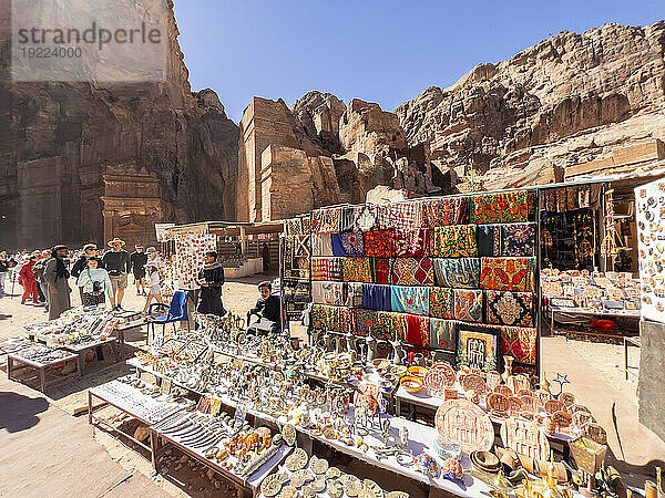 Souvenirstände in der Straße der Fassaden  Archäologischer Park Petra  UNESCO-Weltkulturerbe  eines der neuen sieben Weltwunder  Petra  Jordanien  Naher Osten