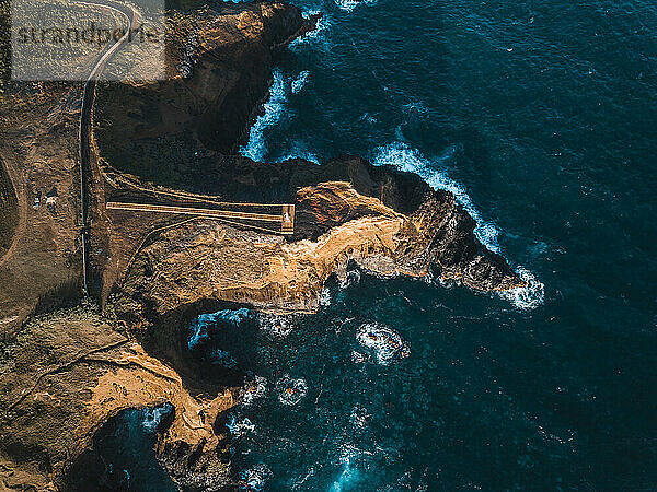 Luftaufnahme der Küsten und Klippen der Insel Sao Miguel über dem Leuchtturm von Farolim dos Fenais da Ajuda  Azoren  Portugal  Atlantik  Europa