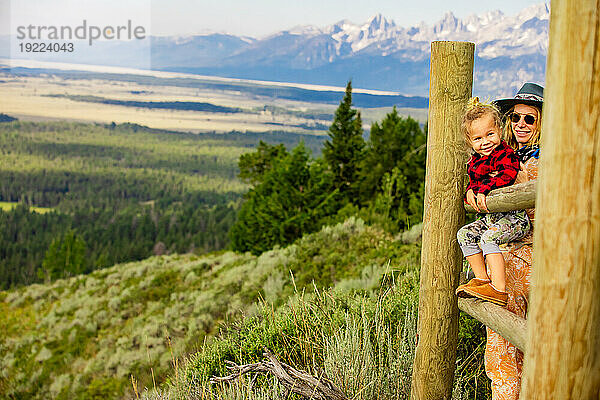 Frau und Kind im Grand-Teton-Nationalpark  Jackson  Wyoming  Vereinigte Staaten von Amerika  Nordamerika