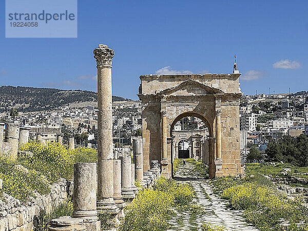 Säulentorbogen in der antiken Stadt Jerash  die vermutlich 331 v. Chr. von Alexander dem Großen in Jerash  Jordanien  Naher Osten  gegründet wurde