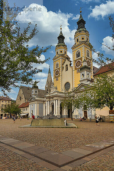 Domplatz und barocker Dom  Brixen  Südtirol (Südtirol) (Provinz Bozen)  Italien  Europa