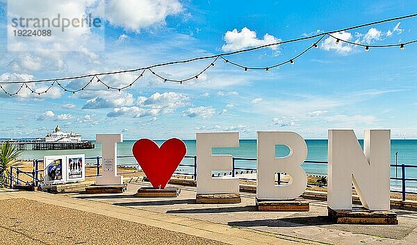 Schild zur Begrüßung von Besuchern und Urlaubern an der Küste von Eastbourne  East Sussex  England  Vereinigtes Königreich  Europa