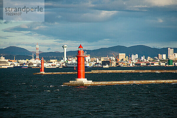 Roter Leuchtturm vor dem Hafen von Hakodate  Hokkaido  Japan  Asien