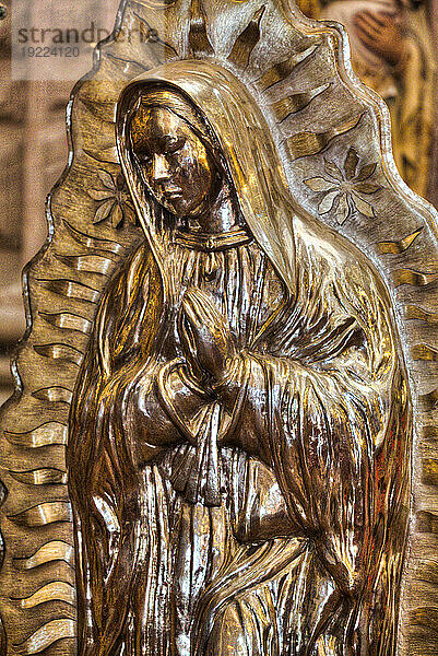 Statue der Jungfrau von Guadalupe  größte der Welt  sechs Fuß hoch  massives Silber  380 Pfund  Kirche Santa Prisca de Taxco  gegründet 1751  UNESCO-Weltkulturerbe  Taxco  Guerrero  Mexiko  Nordamerika