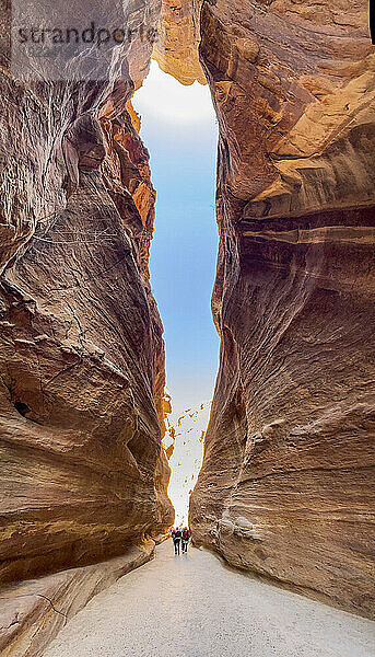 Der Siq  Eingang zum Archäologischen Park Petra  UNESCO-Weltkulturerbe  eines der neuen sieben Weltwunder  Petra  Jordanien  Naher Osten